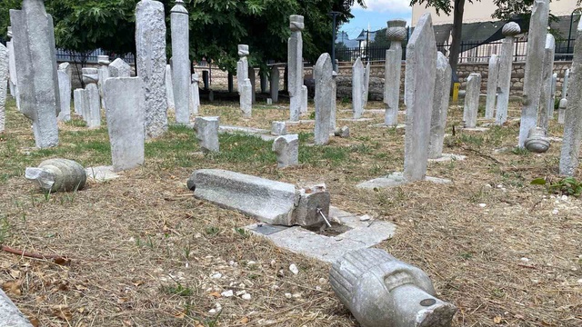 Bu neyin düşmanlığı! Tarihi hazirede 7 mezar taşını kırıp kaçtı