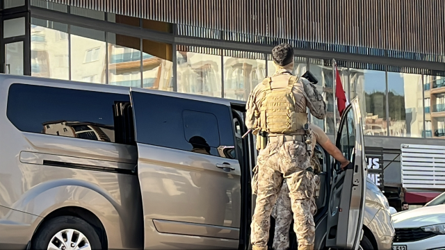 Gebze’de kaçmak isterken merdivenden düşen şüpheli yakalandı