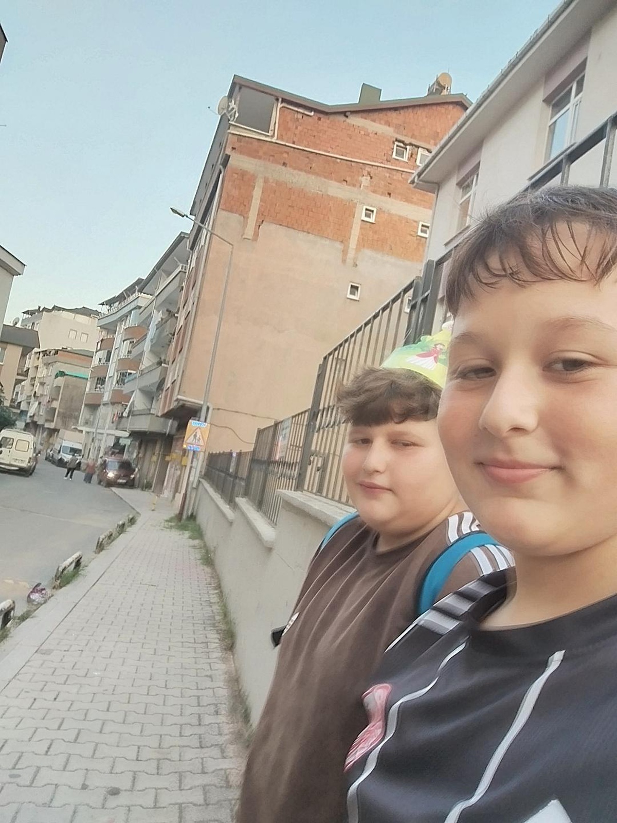 İki genç yolda buldukları parayı polise teslim etti