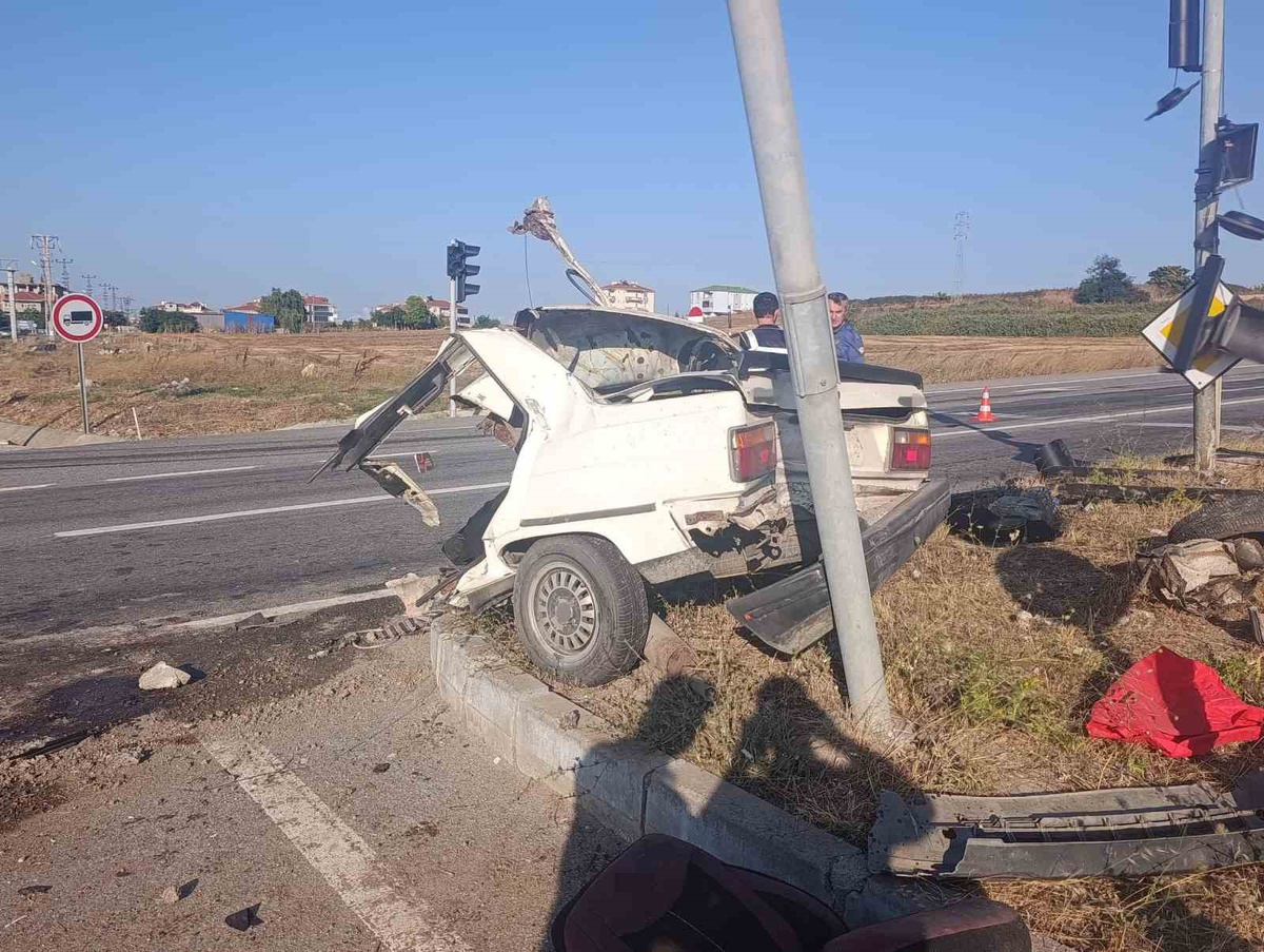 Trafik Kazasında Otomobil İkiye Bölündü