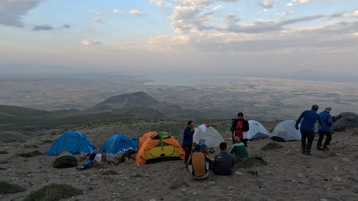 İranlı dağcılar Süphan Dağı'nda zirve yaptı