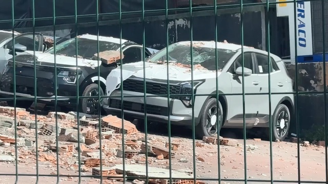 Kağıthane’de otoparka duvar çöktü: 12 sıfır araçta milyonlarca liralık hasar oluştu
