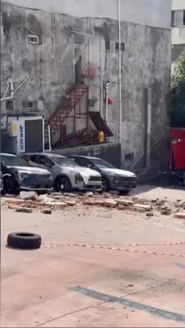 Kağıthane’de otoparka duvar çöktü: 12 sıfır araçta milyonlarca liralık hasar oluştu