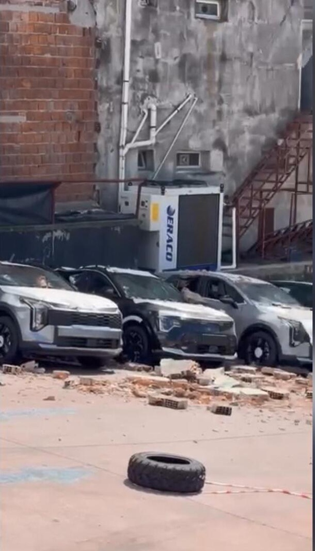 Kağıthane’de otoparka duvar çöktü: 12 sıfır araçta milyonlarca liralık hasar oluştu