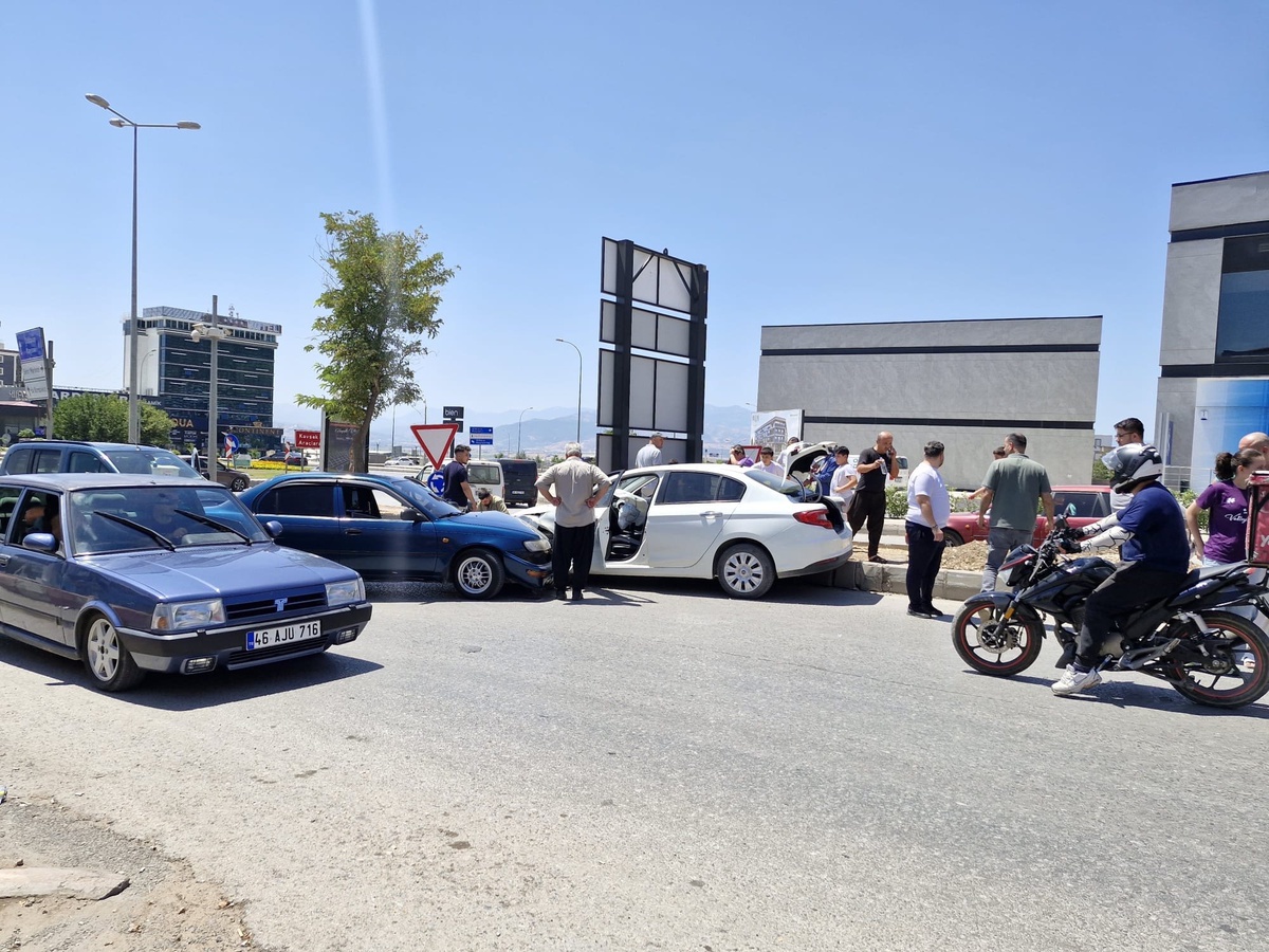 Kahramanmaraş\'ta Trafik Kazası: 3 Yaralı