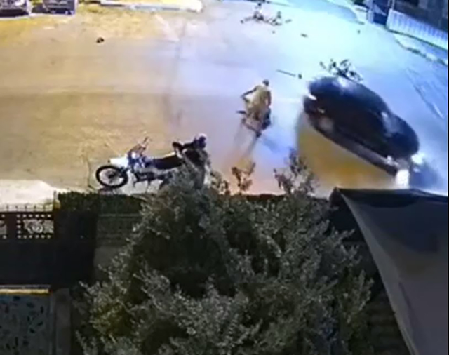 Otomobiliyle motosiklete çarptı, kaputtaki çocuğu indirip yaralıları ezerek kaçtı