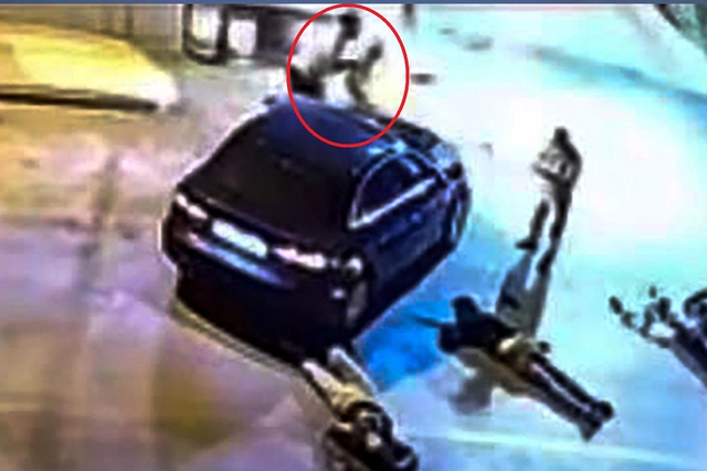 Otomobiliyle motosiklete çarptı, kaputtaki çocuğu indirip yaralıları ezerek kaçtı