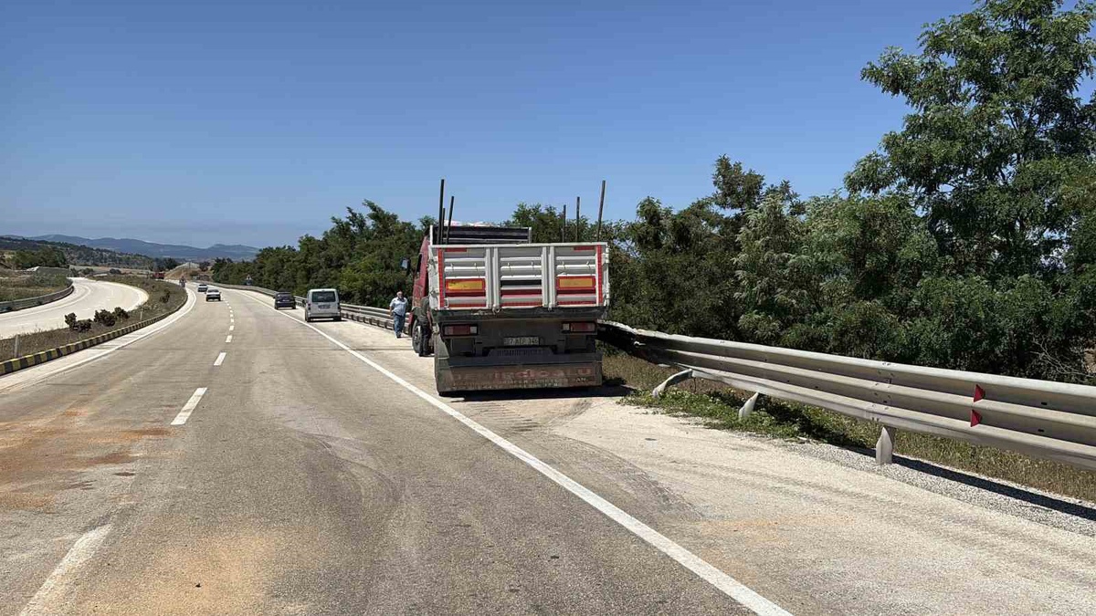 Kastamonu\'da Traktör-Tır Çarpışması: Sürücü Hayatını Kaybetti