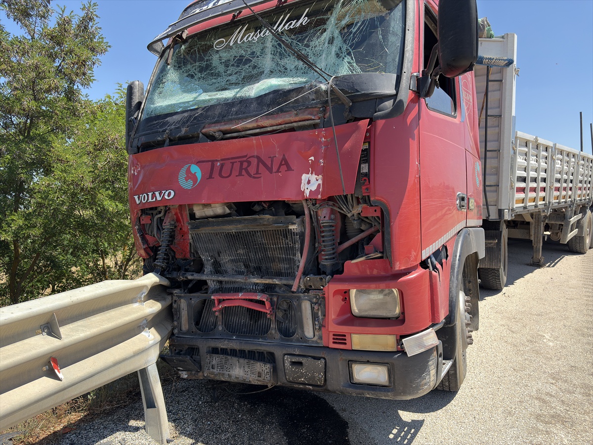 Kastamonu\'da Traktör Tırla Çarpıştı: 1 Ölü