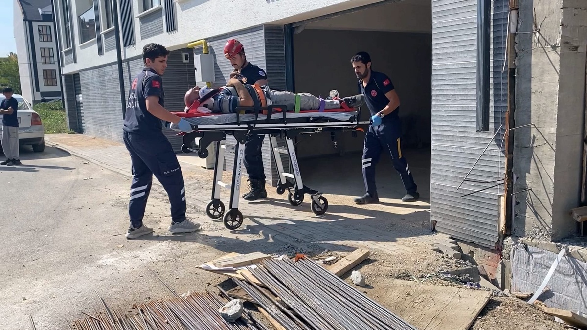 Otomobilin Altında Kalan Adam Ağır Yaralandı