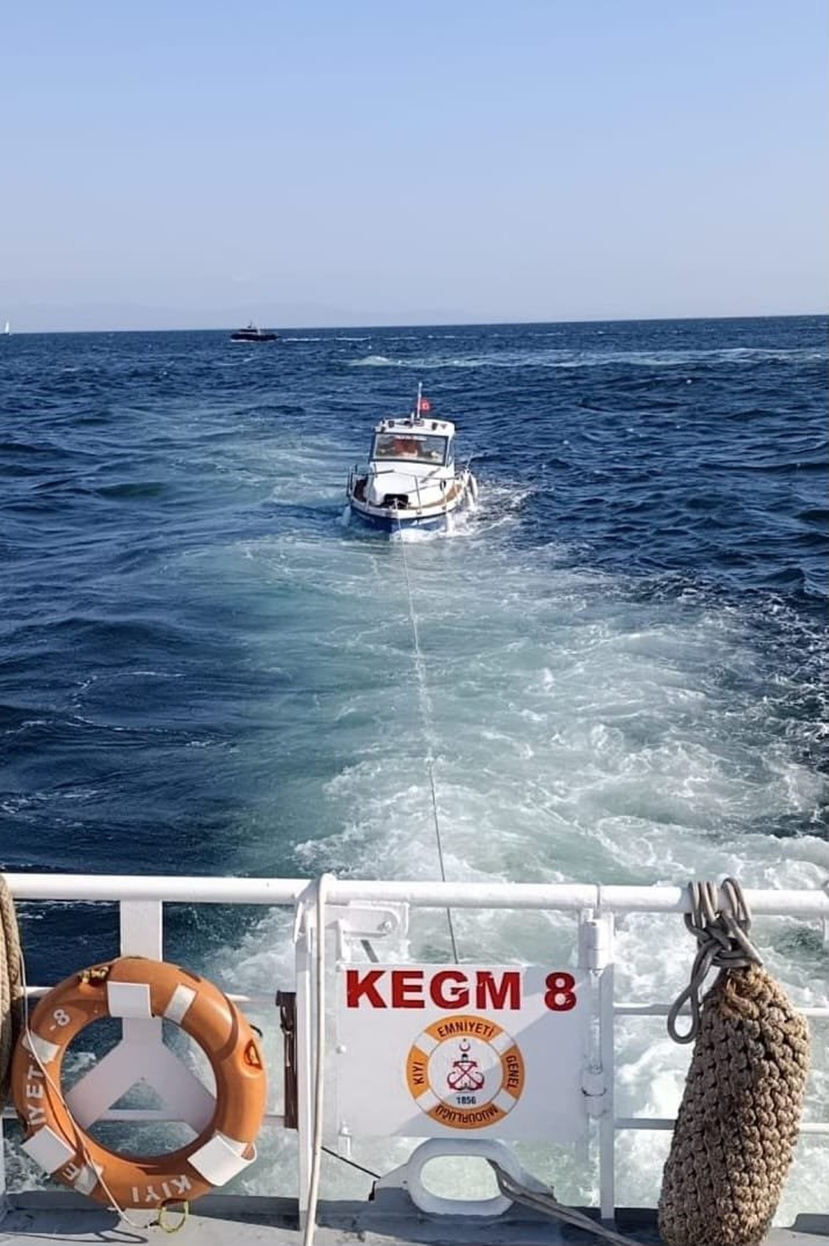 Küçükçekmece\'de Sürüklenen Tekne Kurtarıldı