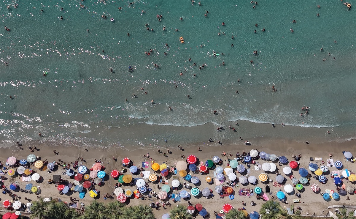 Kuşadası Plajları Turistlerle Doldu