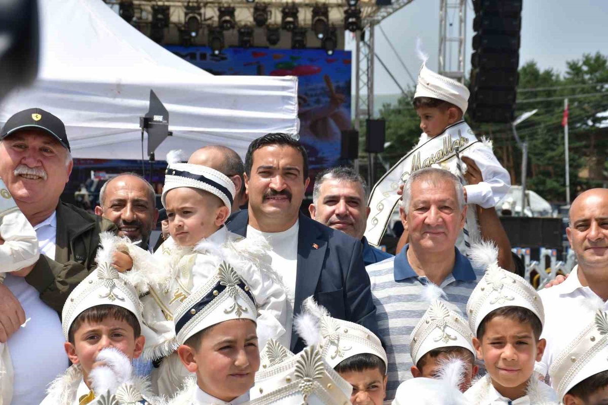Sarıkamış Belediyesi’nden 300 çocuğa toplu sünnet şöleni