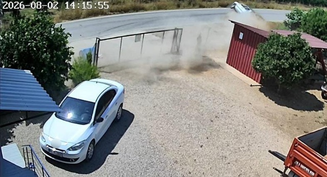 Otomobilin takla attığı anlar kamerada: Aynı aileden 2 kişi yaralandı, 3 çocuk kurtuldu