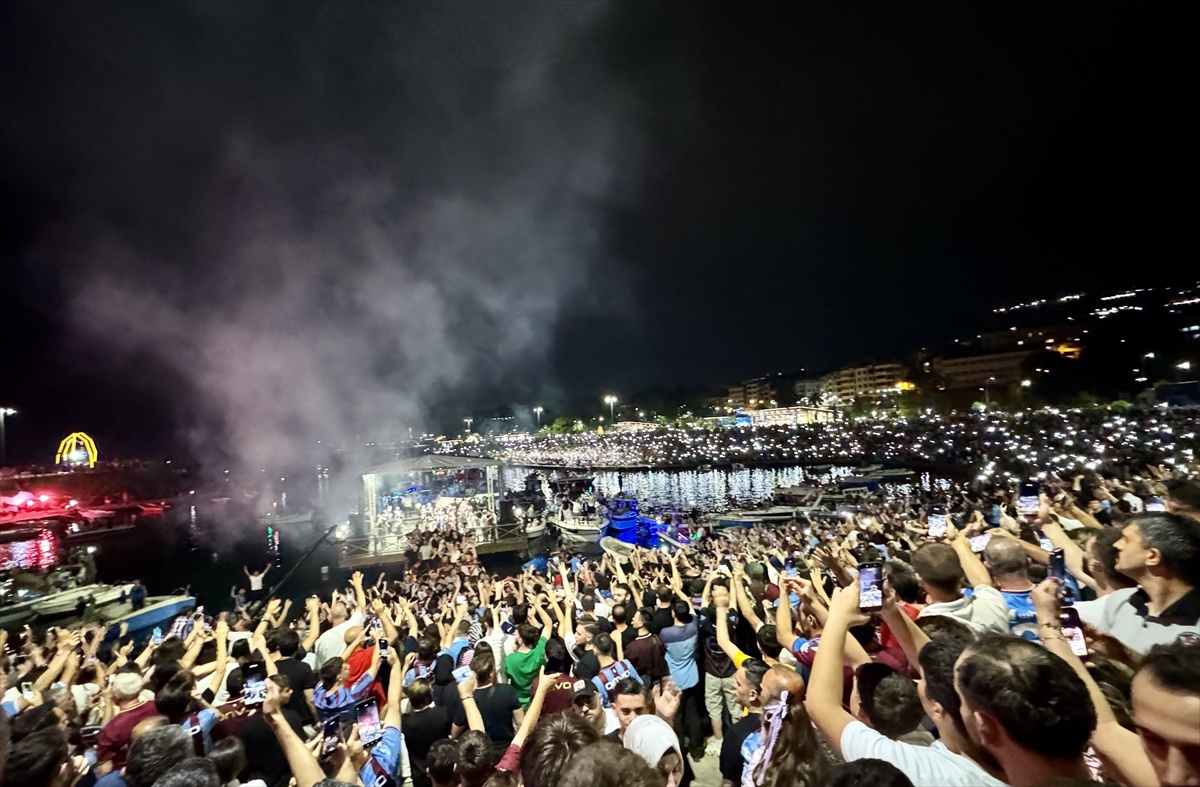 Trabzonspor\'un 59. yılına özel "Bordo-Mavi Fener Alayı" düzenlendi