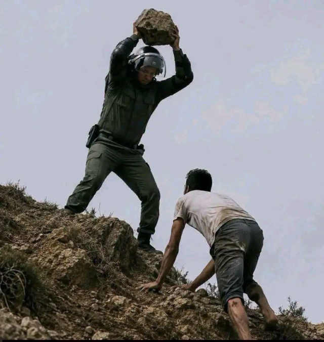 &Uuml;lkeye d&ouml;nen Faslı g&ouml;&ccedil;menlere taşlı m&uuml;dahale! G&ouml;r&uuml;nt&uuml;ler infial yarattı
