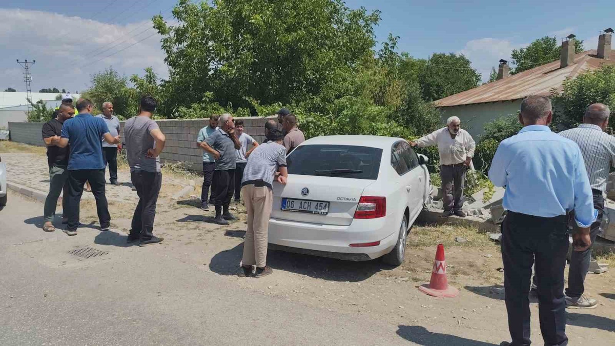 Erciş\'te Trafik Kazası: 2 Yaralı