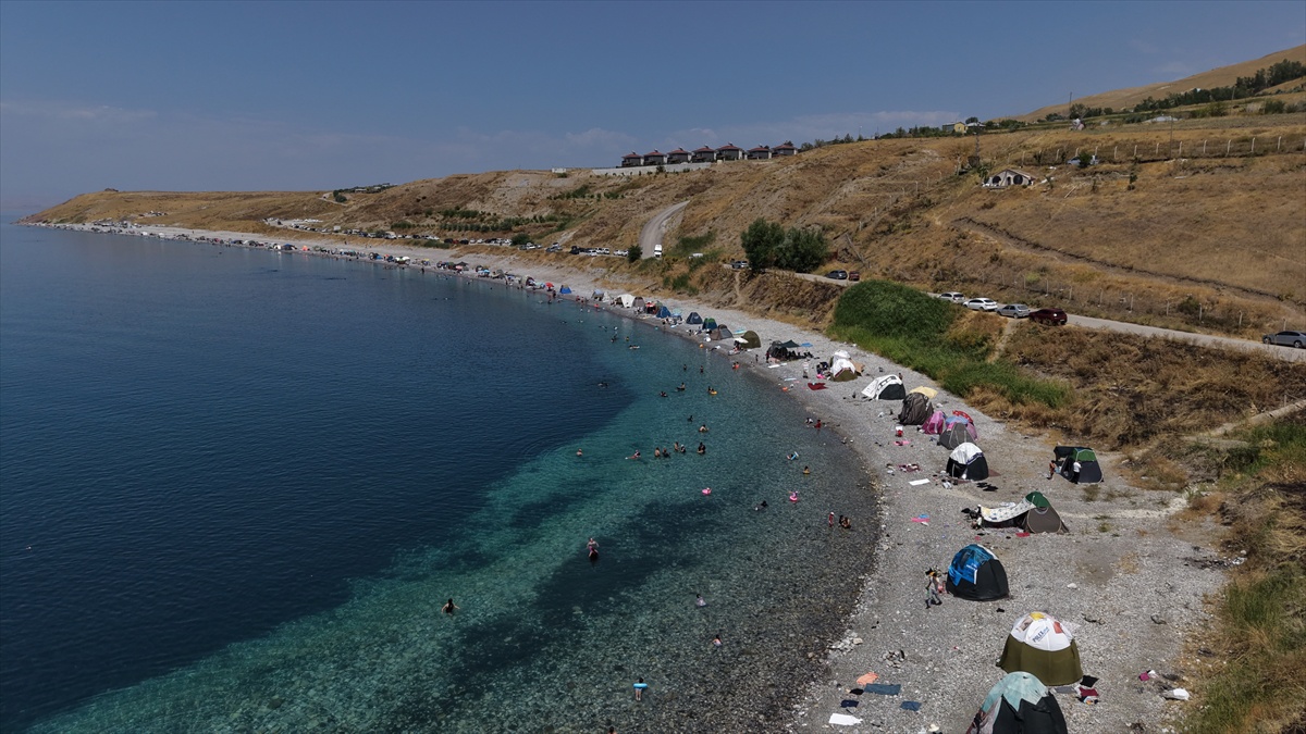 Van Gölü\'nde Sıcak Hava Kaçamağı