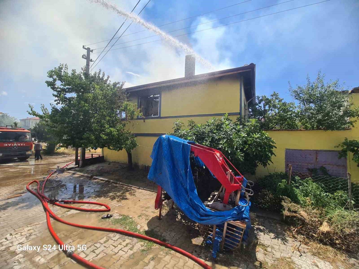 Başağaç Köyü\'nde Ev Yangını
