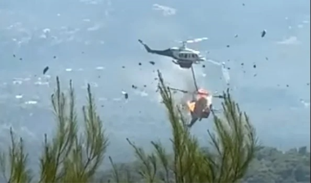 Yunanistan'da orman yangınlarına müdahalede facia: 2 helikopter havada çarpıştı