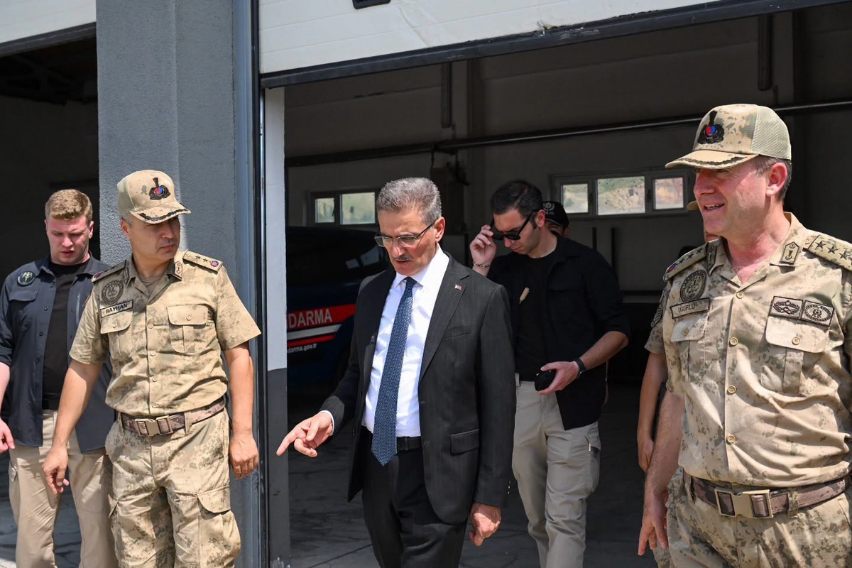 Vali Baruş, Şenkaya\'da Şehit ve Jandarma Ziyaretleri