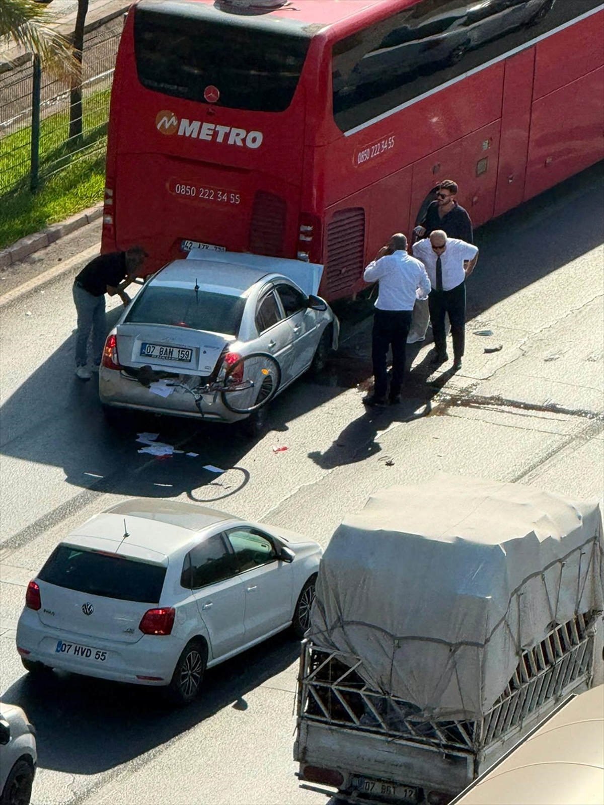 Alanya\'da Otomobil ve Otobüs Çarpıştı
