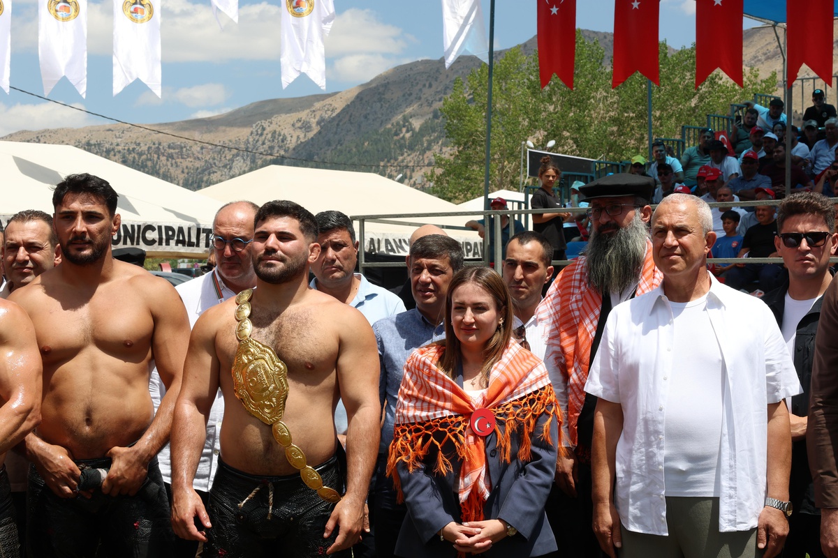 Antalya Büyükşehir Belediyesi Başkan Vekili Özdemir, Alanya Gökbel güreşlerine katıldı