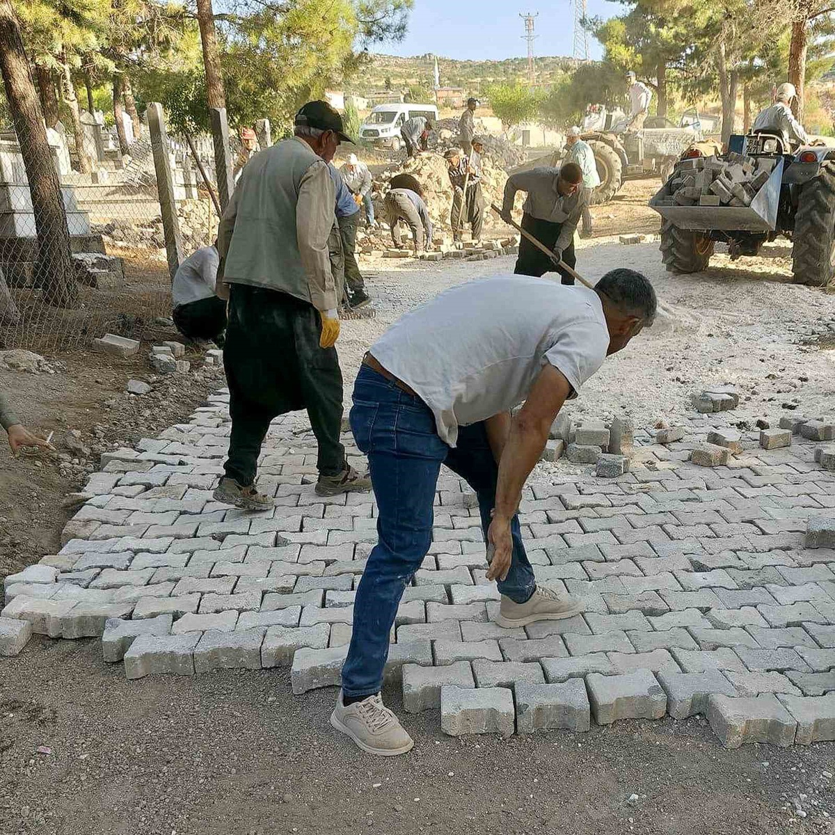 Emirhaydar Mezarlığına İmece ile Parke Taşı