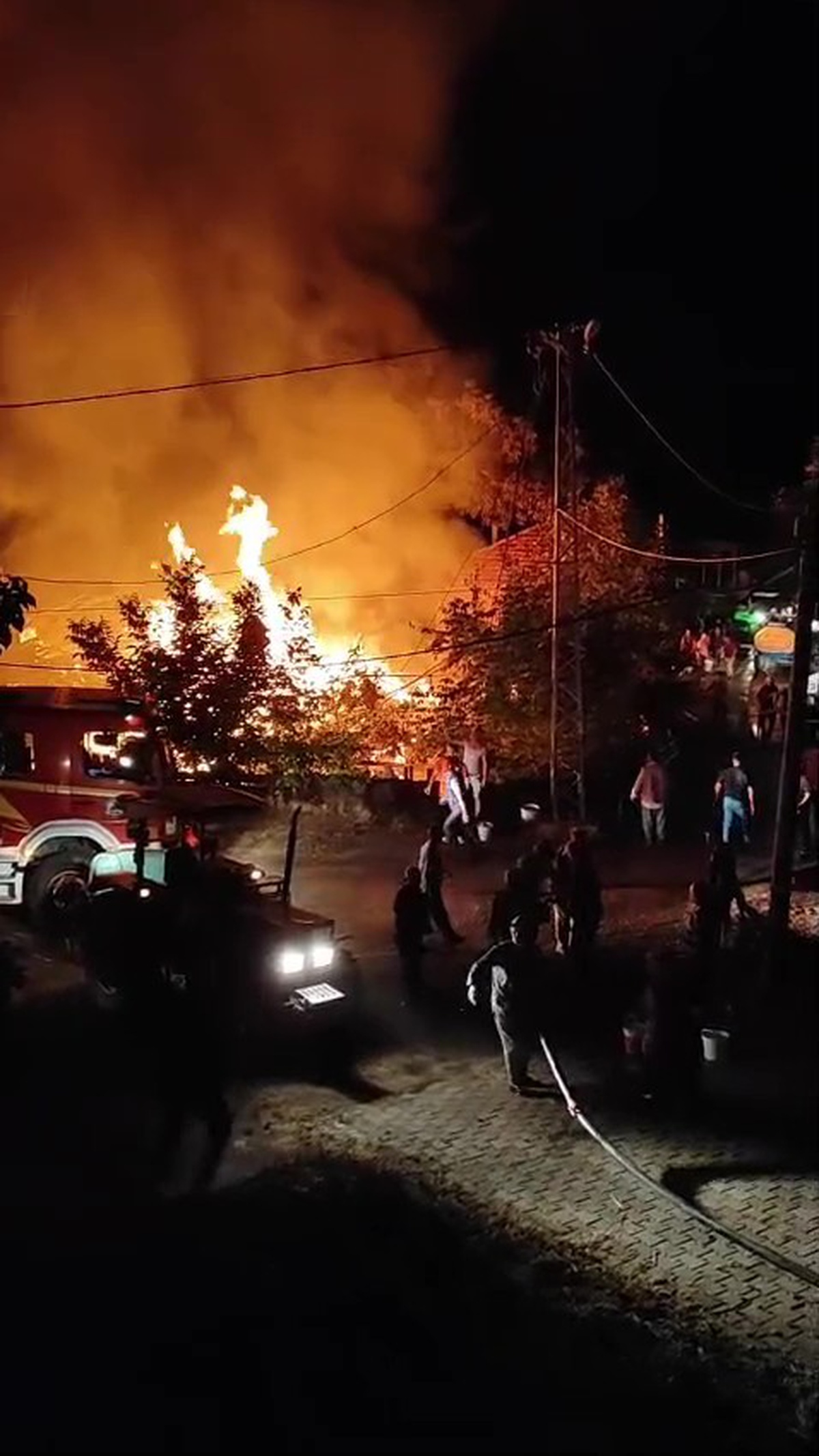 Denizli\'de Gece Yangını: İki Ev Kül Oldu