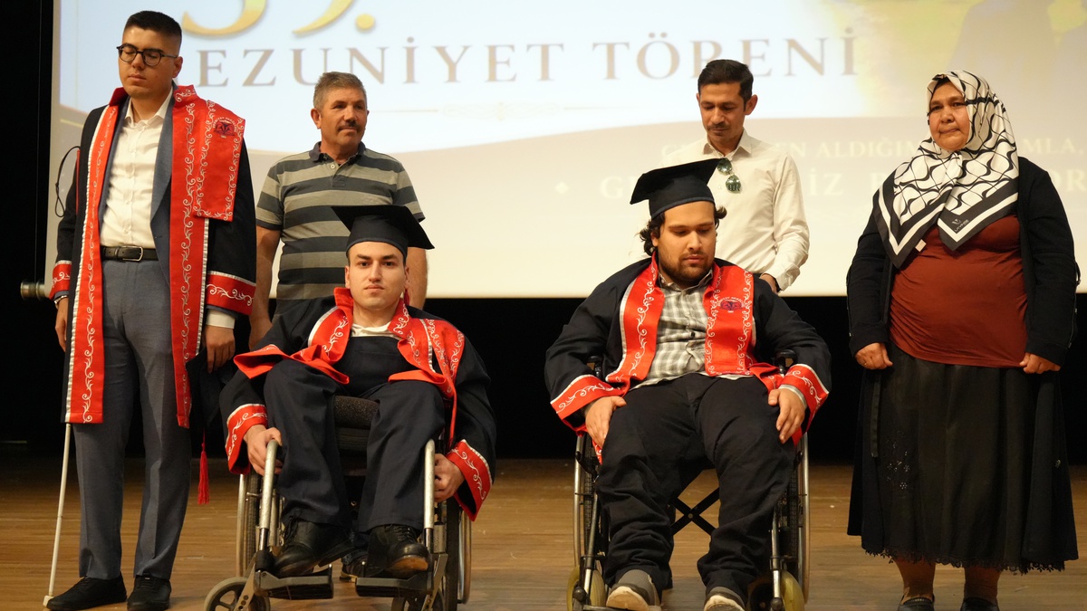 Engelleri Aşarak Mezun Oldu