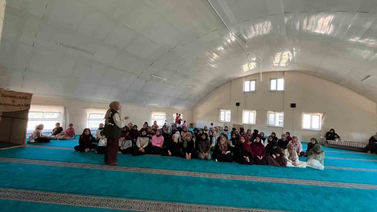Kur\'an kursu öğrencilerine bağımlılık semineri