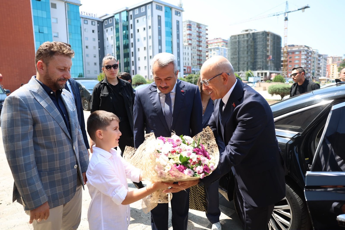 Bakan Şimşek Rize\'de Ziyaretlerde Bulundu