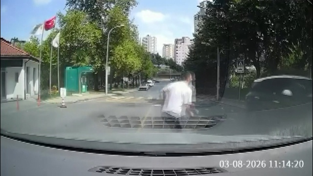 Yokuştan kayan aracı fark edip otomobilinden inerek koştu, kaputundan tutarak durdurdu
