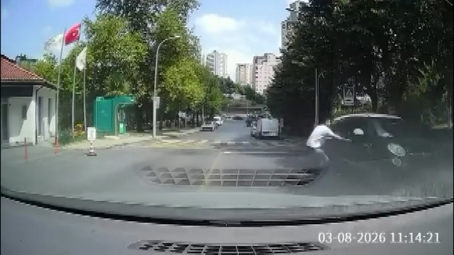 Yokuştan kayan aracı fark edip otomobilinden inerek koştu, kaputundan tutarak durdurdu