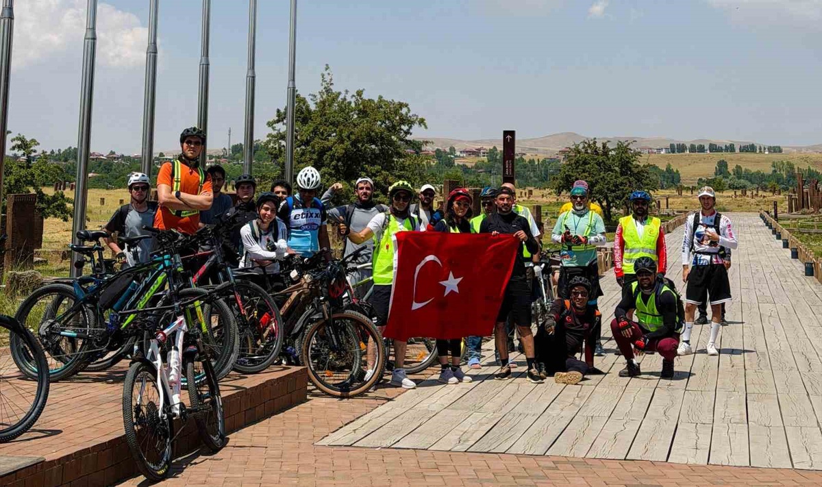 Bisikletçiler Ahlat\'ta Pedal Çevirip Tarihi Ziyaret Etti