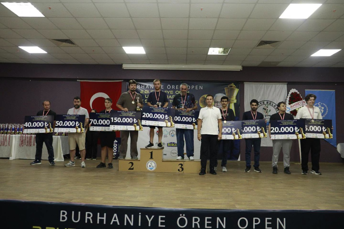 Burhaniye\'de satranç turnuvası sona erdi