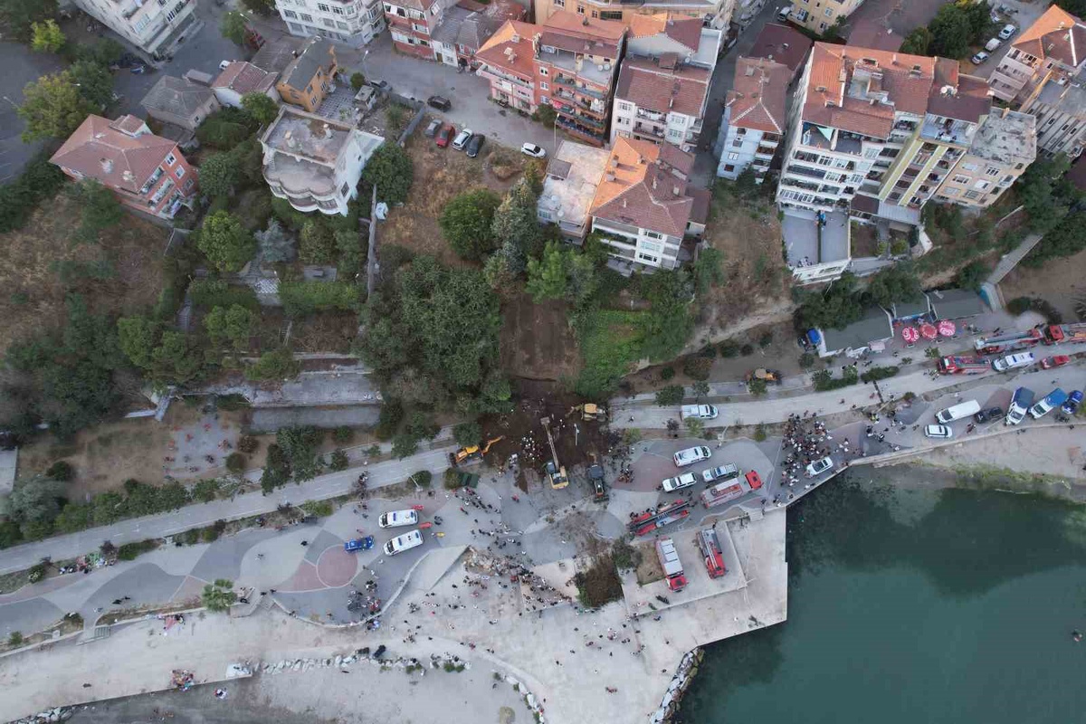 Büyükçekmece\'de Toprak Kayması: İki Kişi Göçükte