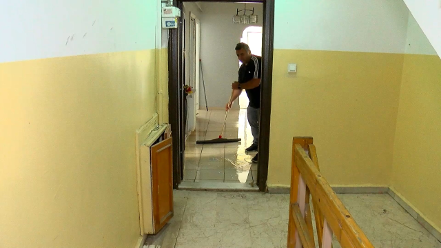 Büyükçekmece'de daireden akan su alt kattaki eve sızdı: 3 aydır çekpasla temizliyoruz