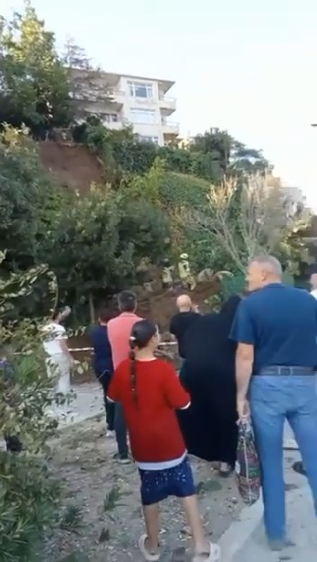 Büyükçekmece'de Toprak Kayması: Mahsur Kalanlar İçin Kurtarma Çalışması