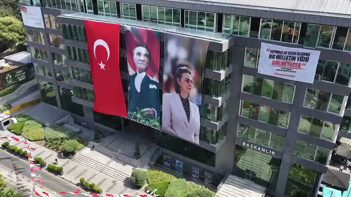 Üsküdar Belediye binasına Sinem Dedetaş\'ın "Hepimizi de içeri atsanız bu milletin yüzü gülmeyecek" sözleri asıldı