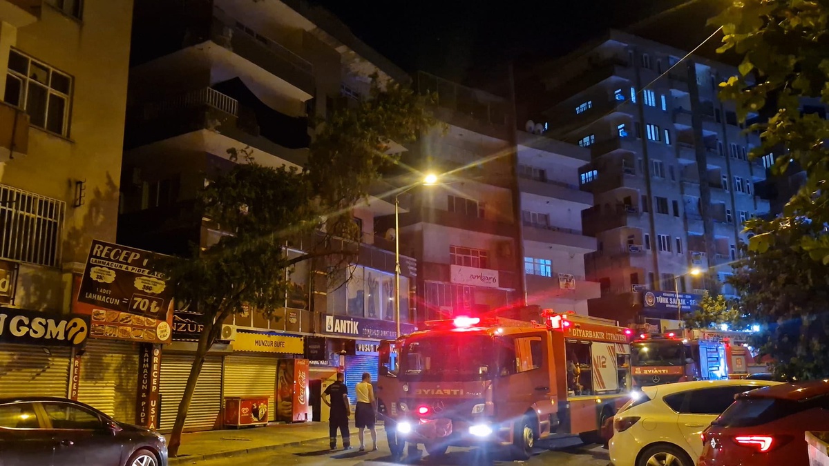 Diyarbakır\'da Çatı Yangını, İki Şüpheli Gözaltında