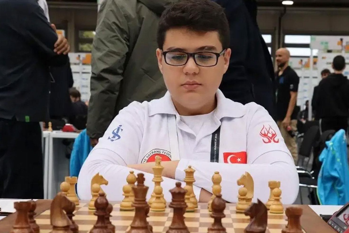 Dünyanın en genç satranç büyükustası Yağız Kaan Erdoğmuş 1. sırada
