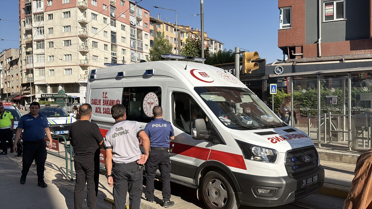 Tramvay Bisikletliye Çarptı: Yaralı