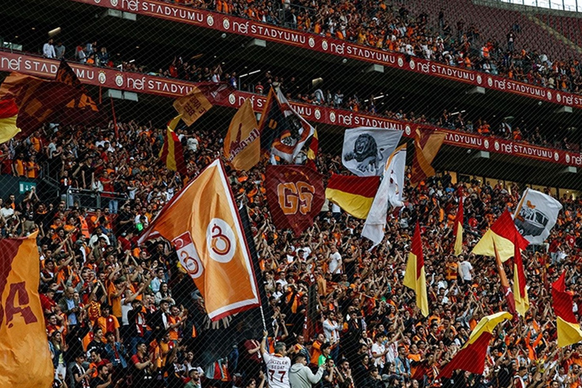 Galatasaray\'da isyan! Tribünler fena patladı