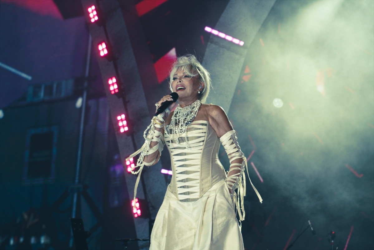 İstanbul Festivali\'nde Gökhan Türkmen ve Ajda Pekkan Performansı