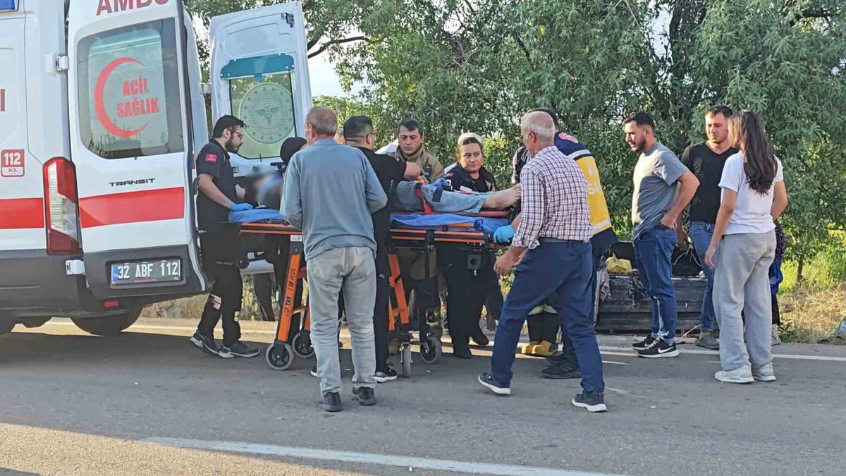 Yalvaç\'ta Trafik Kazası: 1 Ölü, 5 Yaralı