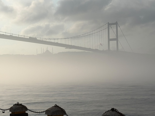 İstanbul Boğazı'nda sis, gemi geçişlerini engelledi