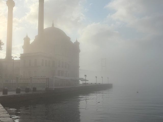 İstanbul Boğazı'nda sis, gemi geçişlerini engelledi