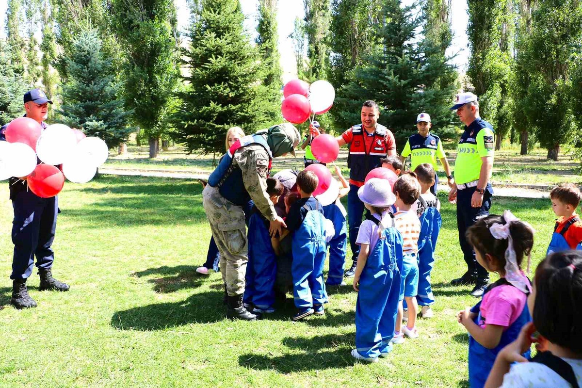 Anaokulu Öğrencilerine Jandarma Tanıtımı