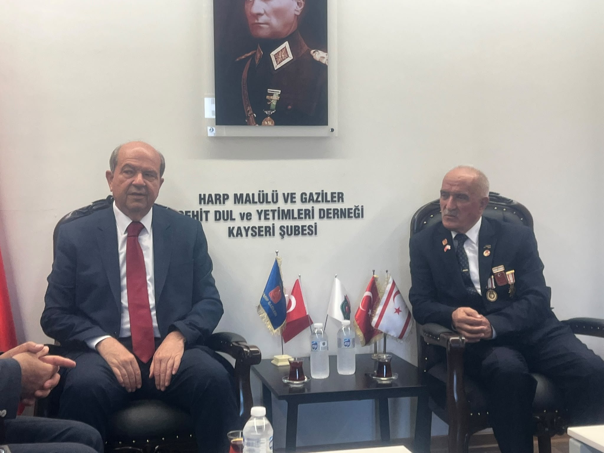 KKTC 5. Cumhurbaşkanı Ersin Tatar’dan Kayseri’de gazilere vefa ziyareti
